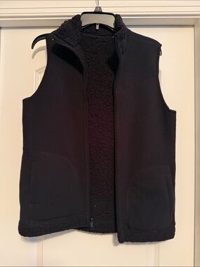Black reversible Sherpa-Lined Fleece Vest